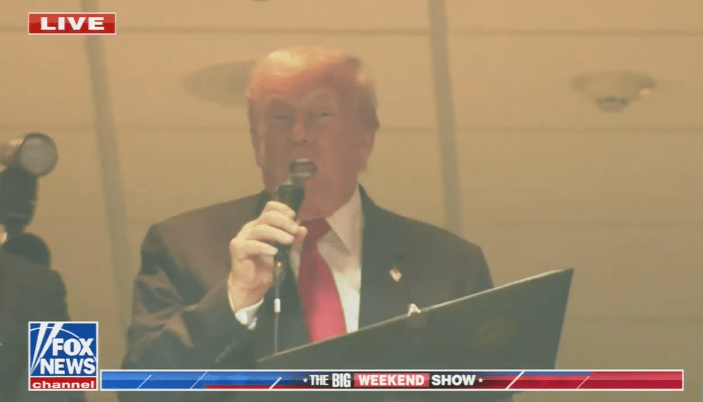 當特朗普在中場為一批新兵宣讀入伍誓詞時，場內噓聲仍不斷，現場氣氛頗為對立。X@k_c_shivansh ·