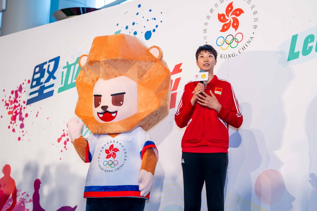 来港作赛的中国女排队长袁心玥与“坚仔”合照。
