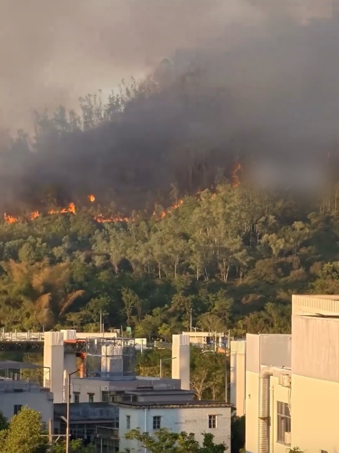 珠三角地區天氣極為乾燥,深圳坪山區突發山火。 珠三角地區天氣極為乾燥,深圳坪山區突發山火。