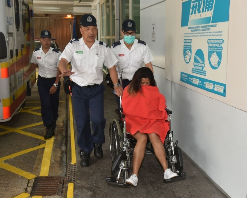 女子被救後送院治理。