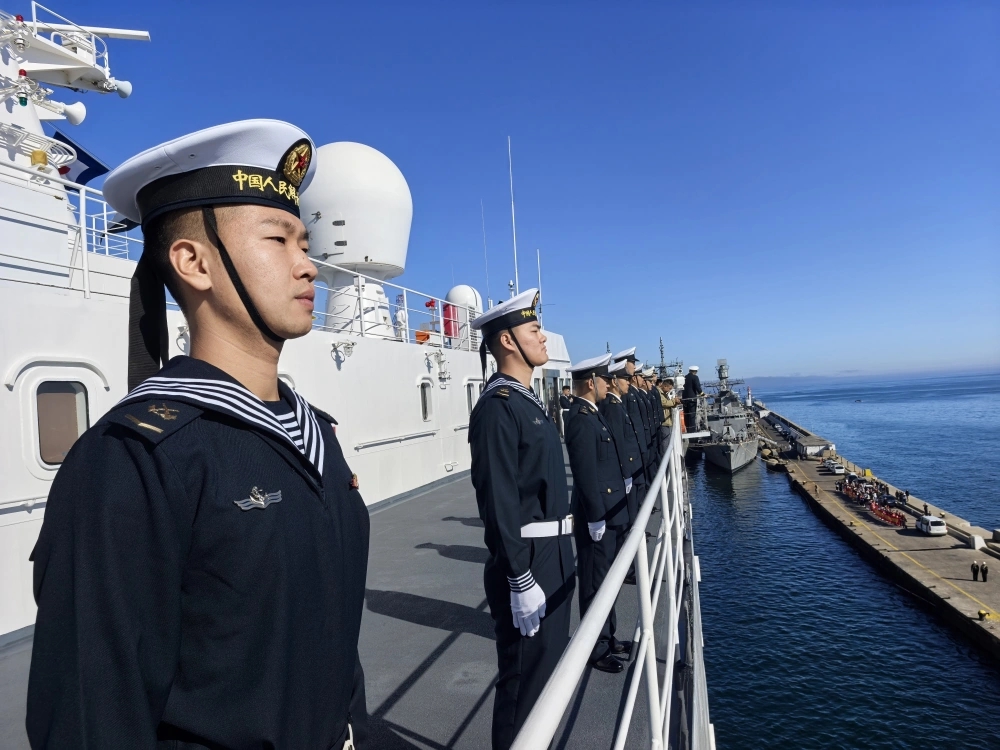 3月1日，执行“和谐使命-2025”任务的中国海军“丝路方舟”号医院船抵达智利瓦尔帕莱索港，医院船官兵分区列队。新华社