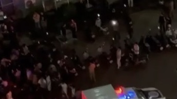 西港中國城園區內，警方連夜出動多輛警車封鎖現場，控制聚集人群並維持秩序。 柬中時報