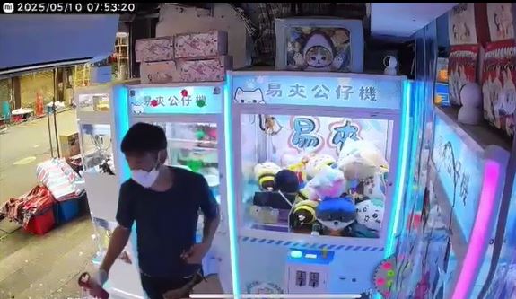 淋潑後手持紙杯離開。店主提供影片