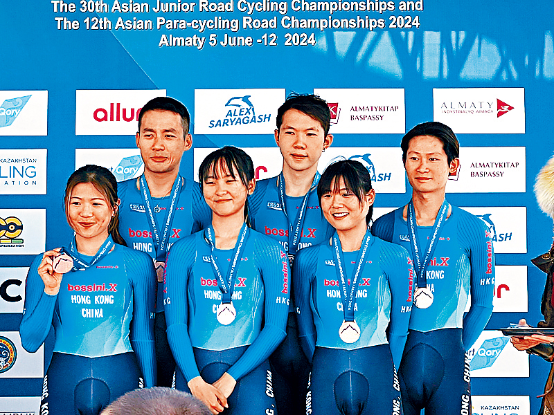 梁颖仪（前排右）、李思颖（前排中）一起借计时赛热身。