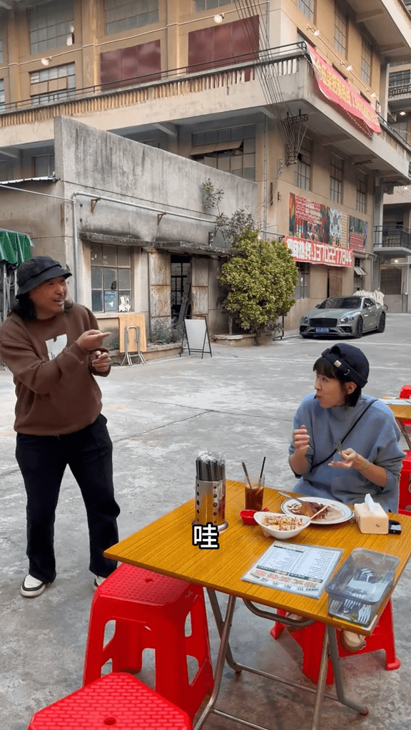 陈思齐日前帮衬古明华（左）位于江门的茶餐厅。