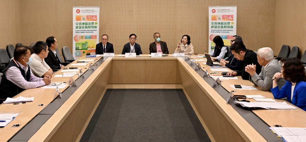 曾國衞和麥美娟向新界鄉議局代表解說完善地區治理的建議方案。