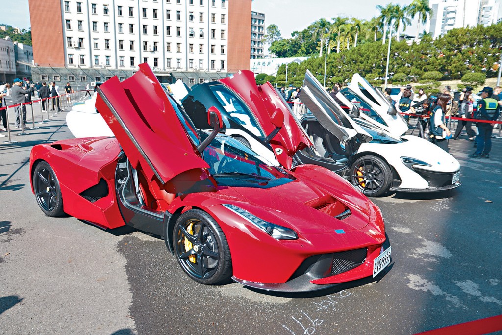 太子集團被查封的33輛名車昨日公開拍賣。