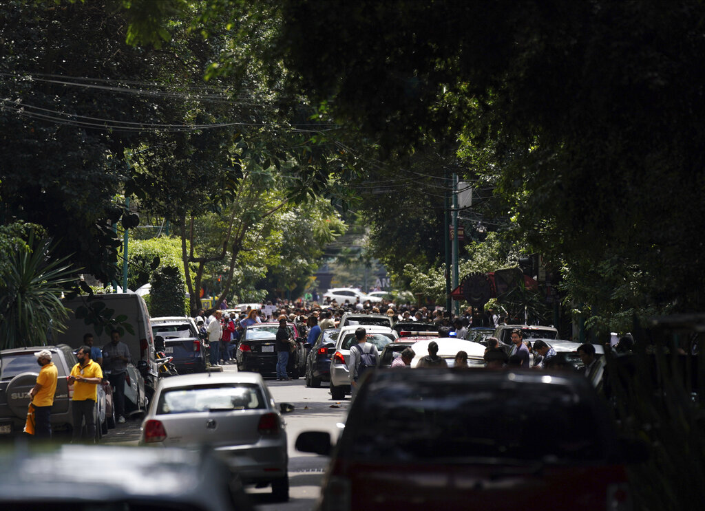 地震後墨西哥城交通混亂。AP