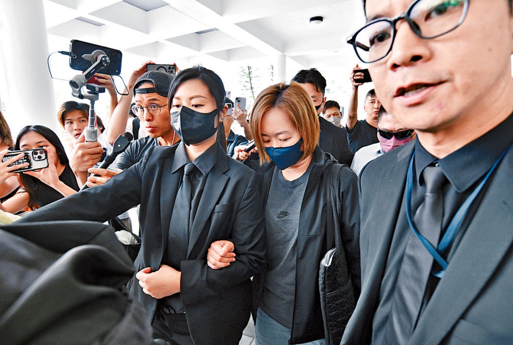 置邦興業時任管理處職員駱倩盈（右）繼續到聽證會作供。　