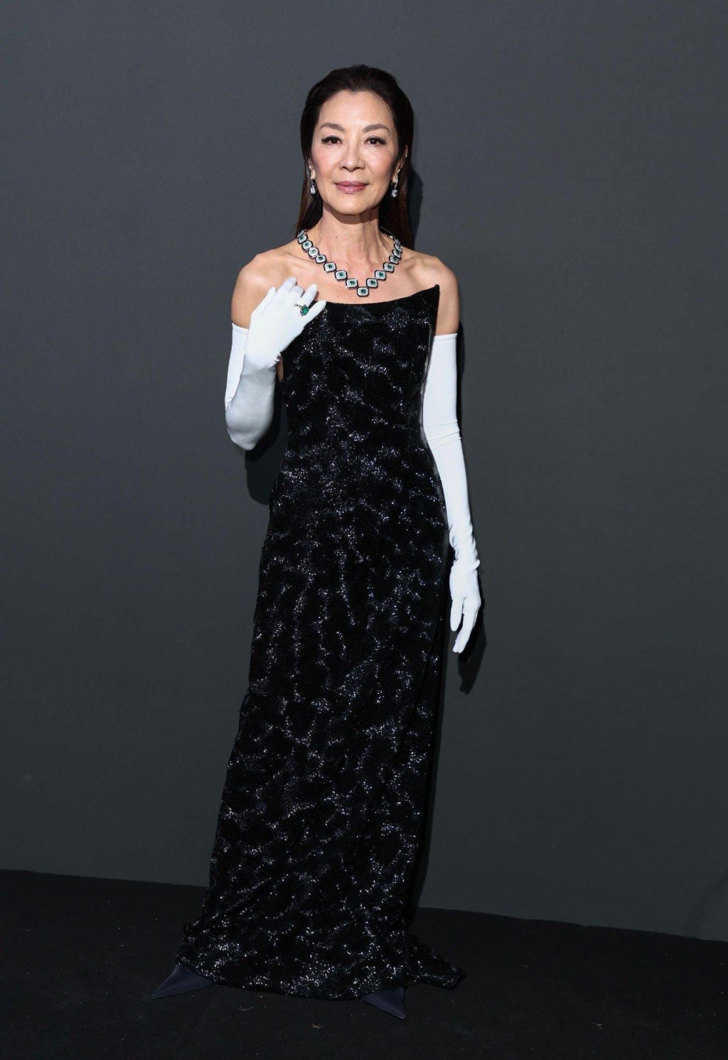 杨紫琼在颁奖礼获奖表扬以女性身份作出的贡献。