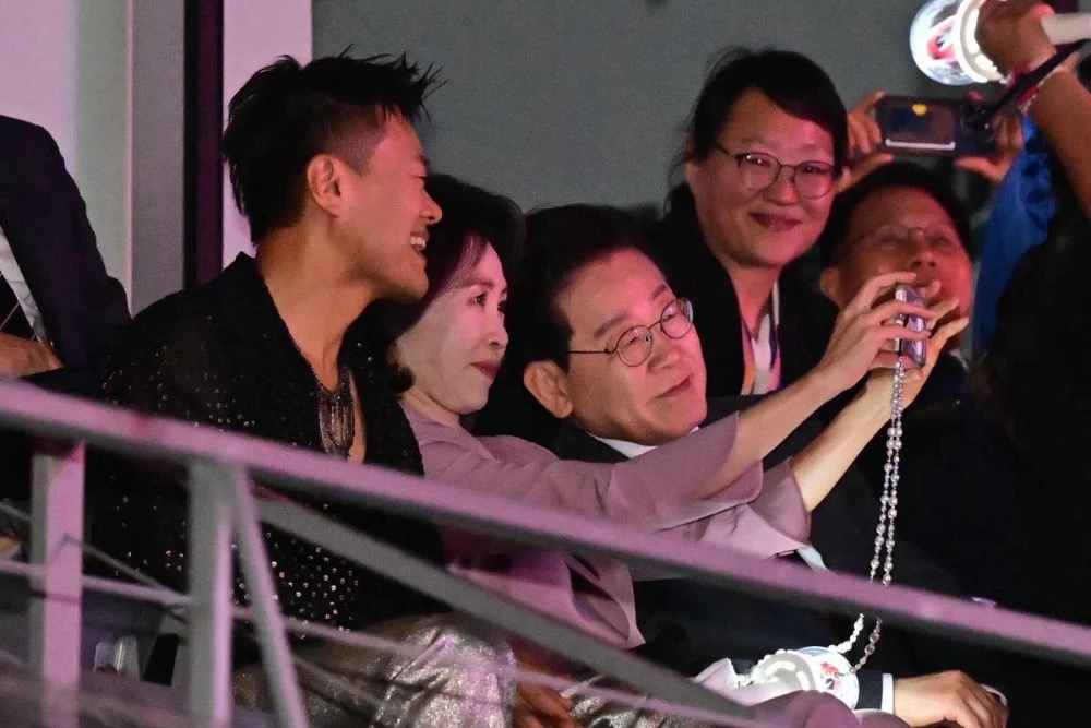 金惠景與李在明及朴振榮自拍。
