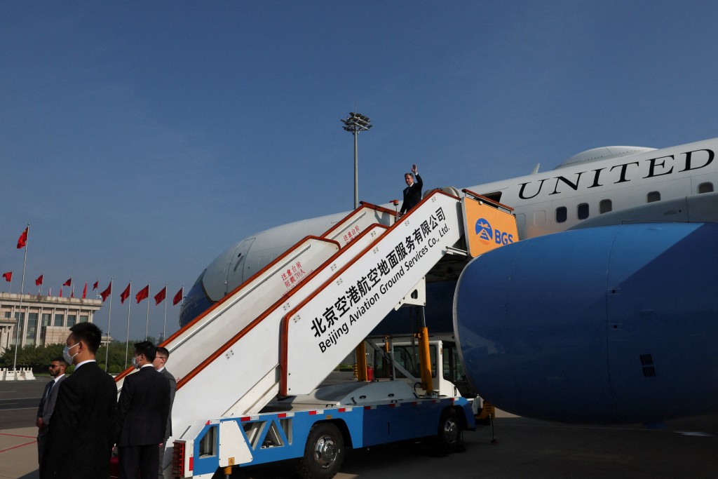布林肯是在周日（18日)抵达北京访问。路透社
