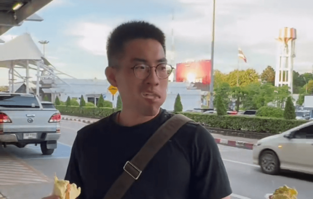 男子帶榴槤上飛機被拒,即場狂隊榴槤,食到懷疑人生。 男子帶榴槤上飛機被拒,即場狂隊榴槤,食到懷疑人生。