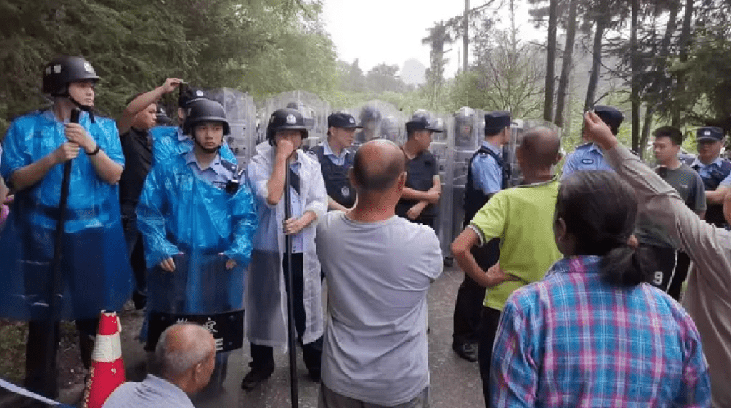 有警察堵住村口,進行圍捕。(網絡圖片)