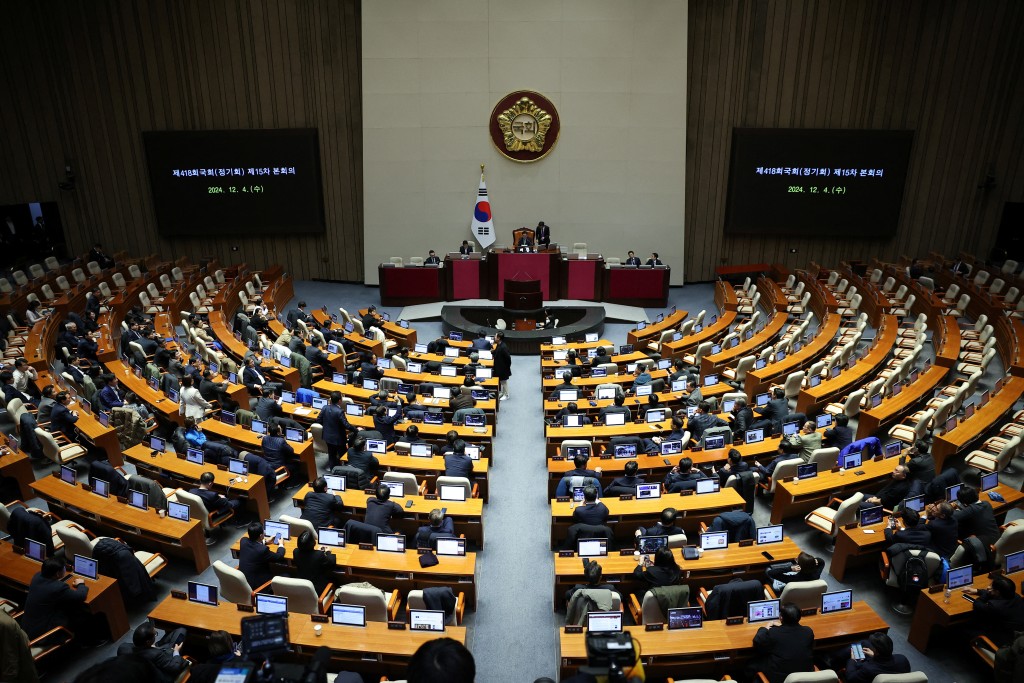 國會全體會議通過解除戒嚴決議。路透社