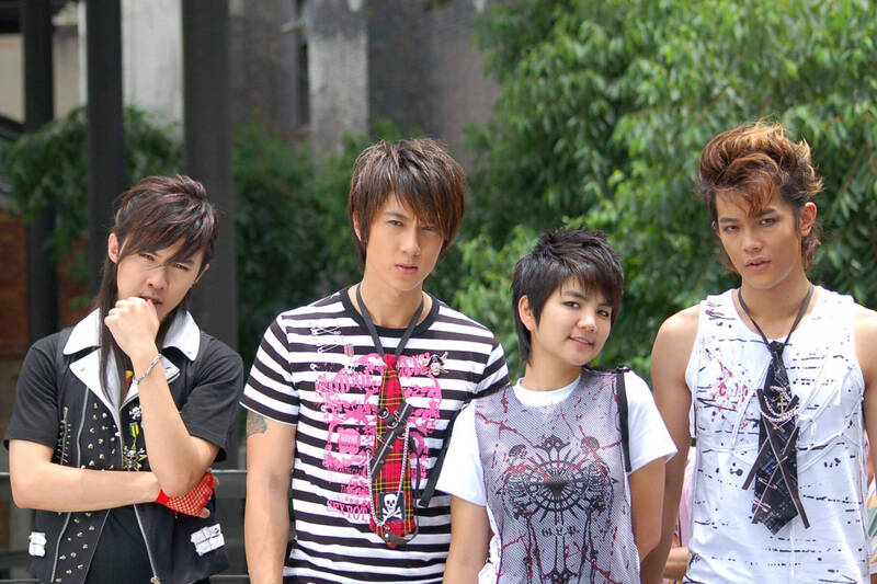 （左起）唐禹哲、吴尊、S.H.E成员Ella（陈嘉桦）及汪东城曾合拍台剧《花样少男少女》。