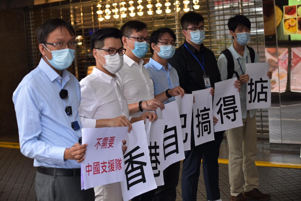 非建制派區議員到先遣隊成員入住的酒店示威。