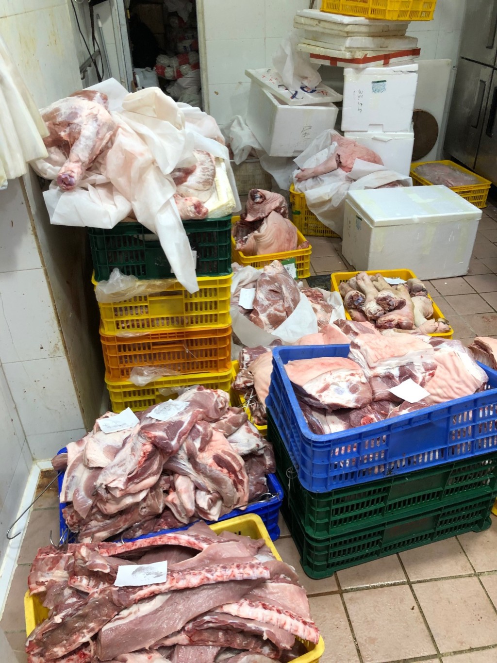 食環署人員在行動中撿獲的肉類。政府新聞處圖片