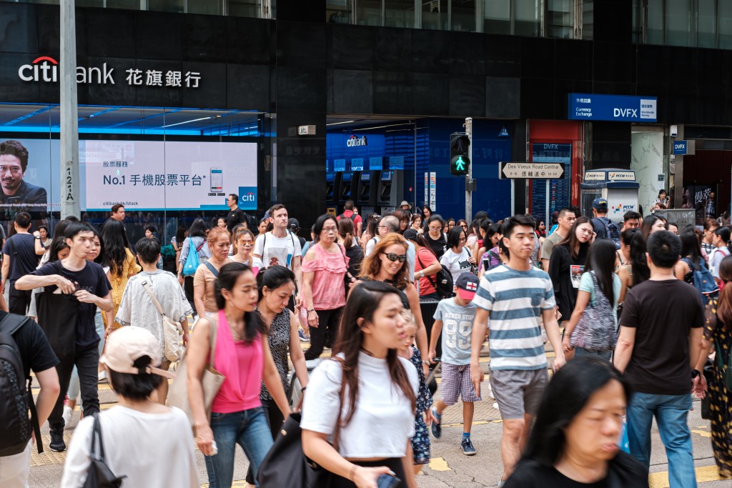 華德士香港及華南地區董事總經理John Mullally認為，驅動這波回流的主因除了香港稅制簡單外，更是有實質的職業發展機會。