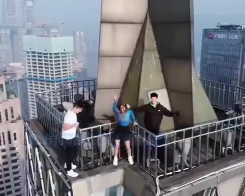 3名年轻人爬上228米高楼顶跳舞。(网图)