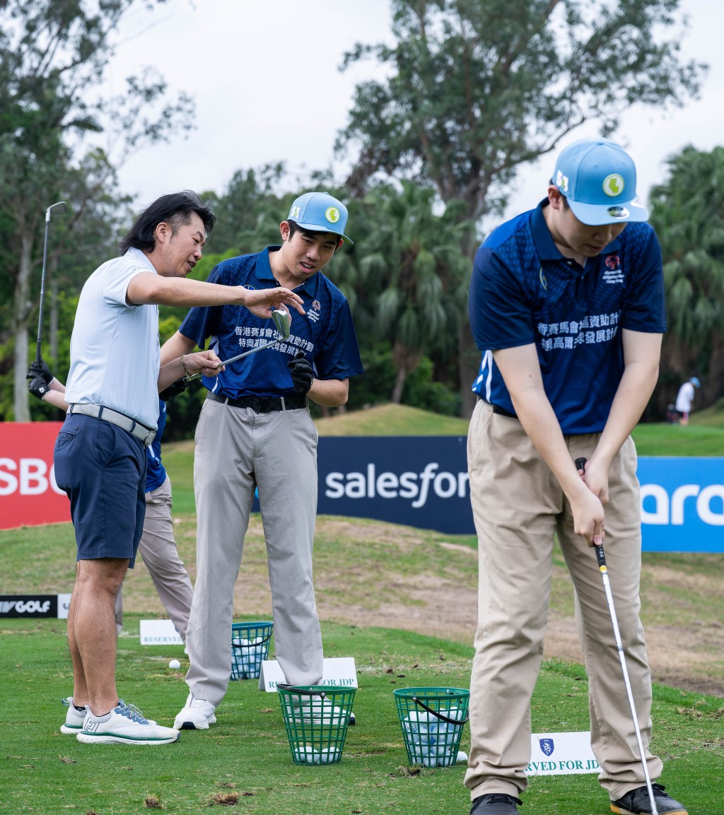 香港哥尔夫球会的高球手在粉岭球场，为赛马会滘西洲高Fun小球手计划及香港赛马会社区资助计划：特奥高尔夫球发展计划的年轻球手提供指导。