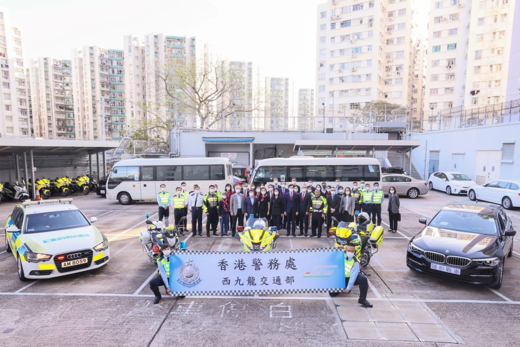 監警會委員到警方西九龍交通行動基地，了解警員執法情況。監警會