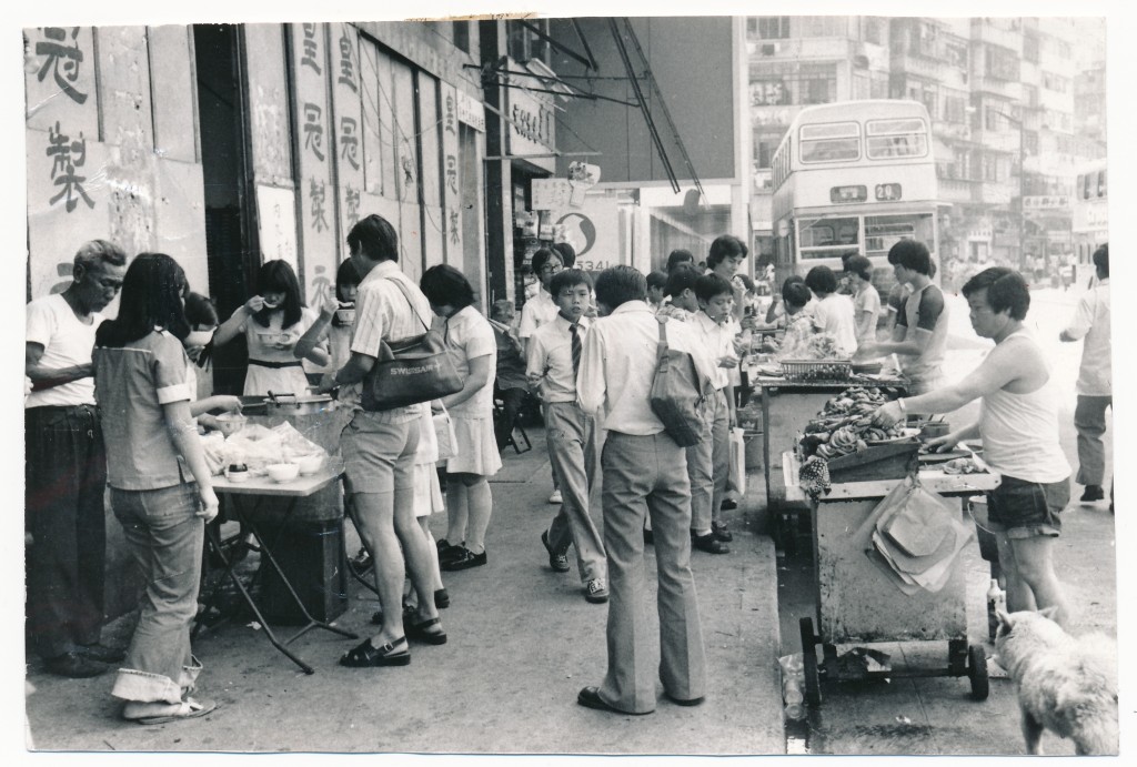 街頭熟食檔。八十年代市民生活舊貌。1980年攝