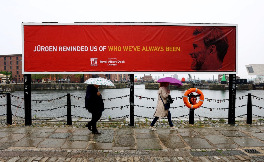利物浦市內，已高掛各式各樣送別高普的海報、裝飾等。Reuters