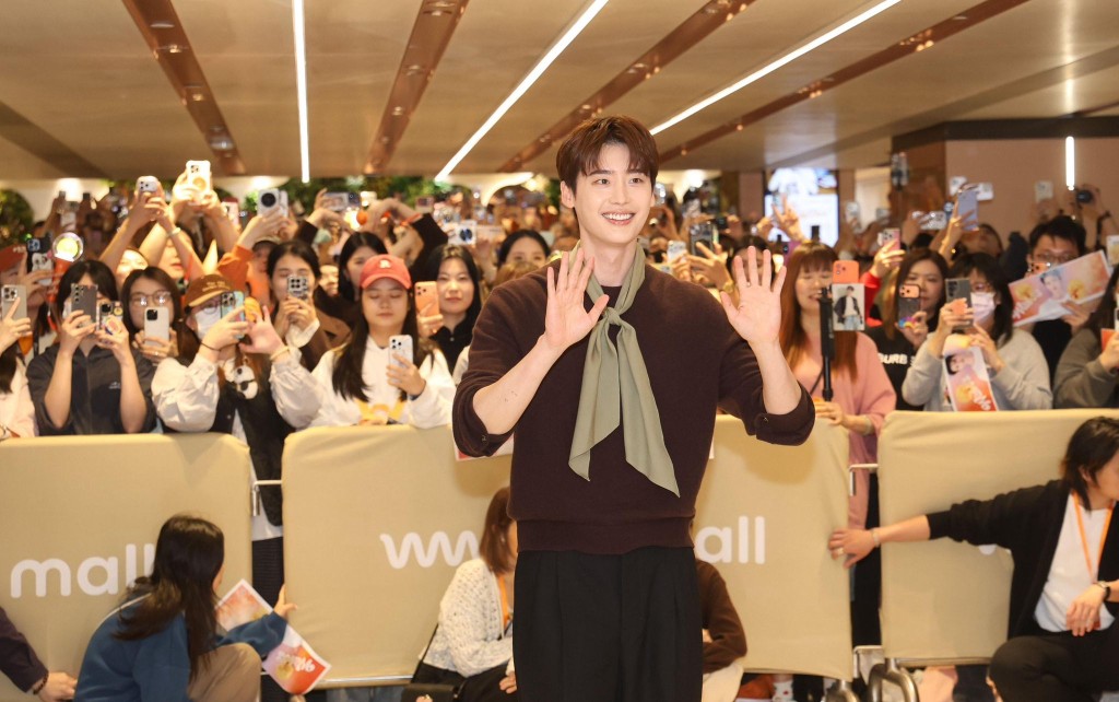 李鍾碩閃現銅鑼灣20分鐘。