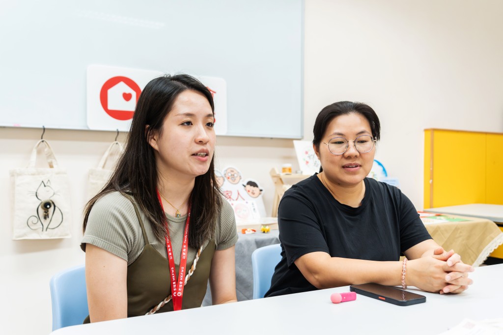 香港家庭福利會轄下婦女及家庭成長中心社工林佳琪（左）坦言，Cily（右）的成績超出預期，新一期的支援計劃已在籌備中。