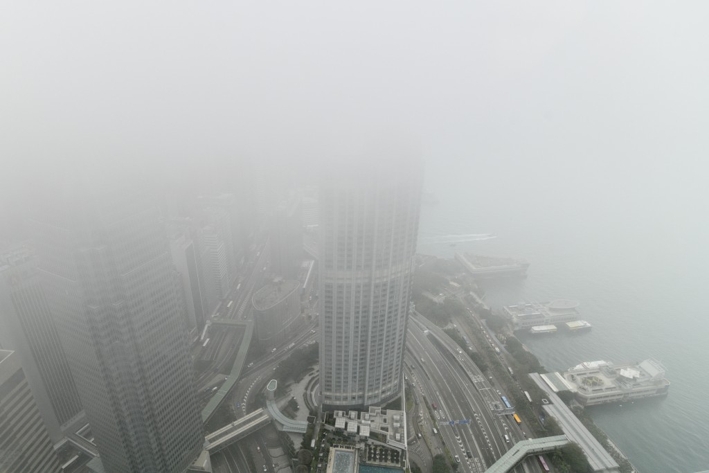 近日本港連日霧鎖香江，潮濕有霧的天氣今日（2月2日）繼續影響本港。盧江球攝