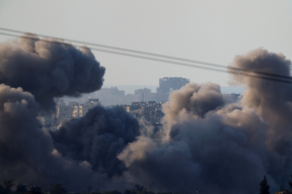 從以色列南部看加沙升起濃煙。路透社