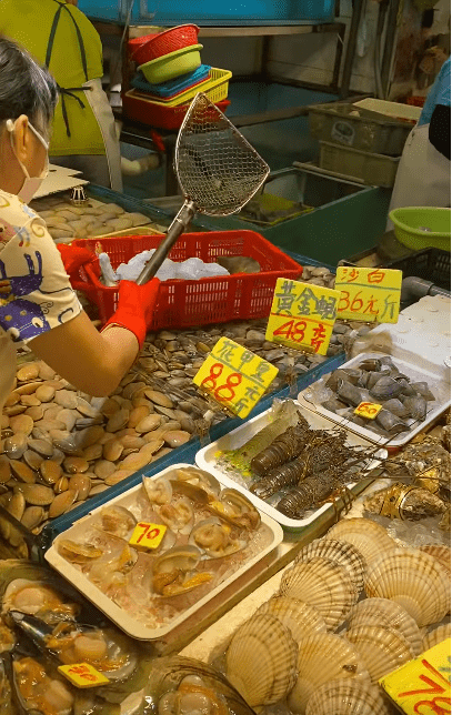 睇埋間檔本身嘅散買價錢。（圖片來源：「香港街市魚類海鮮研究社」）