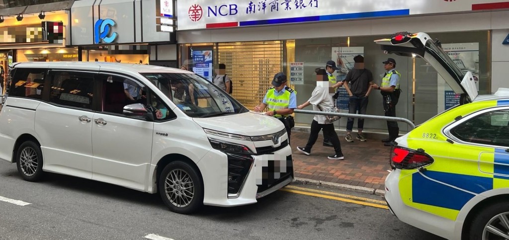 警方派員喬裝乘客並成功截獲兩部私家車。警方提供