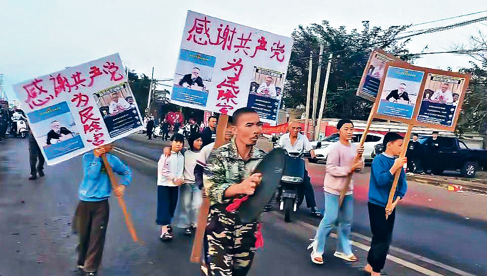 三沙市長文斌落馬，民眾燒炮仗慶祝。