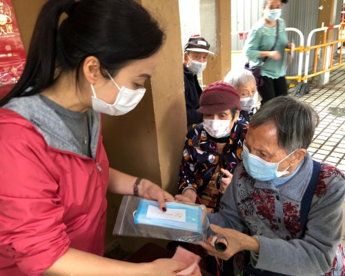 立法會議員陳凱欣派發口罩。