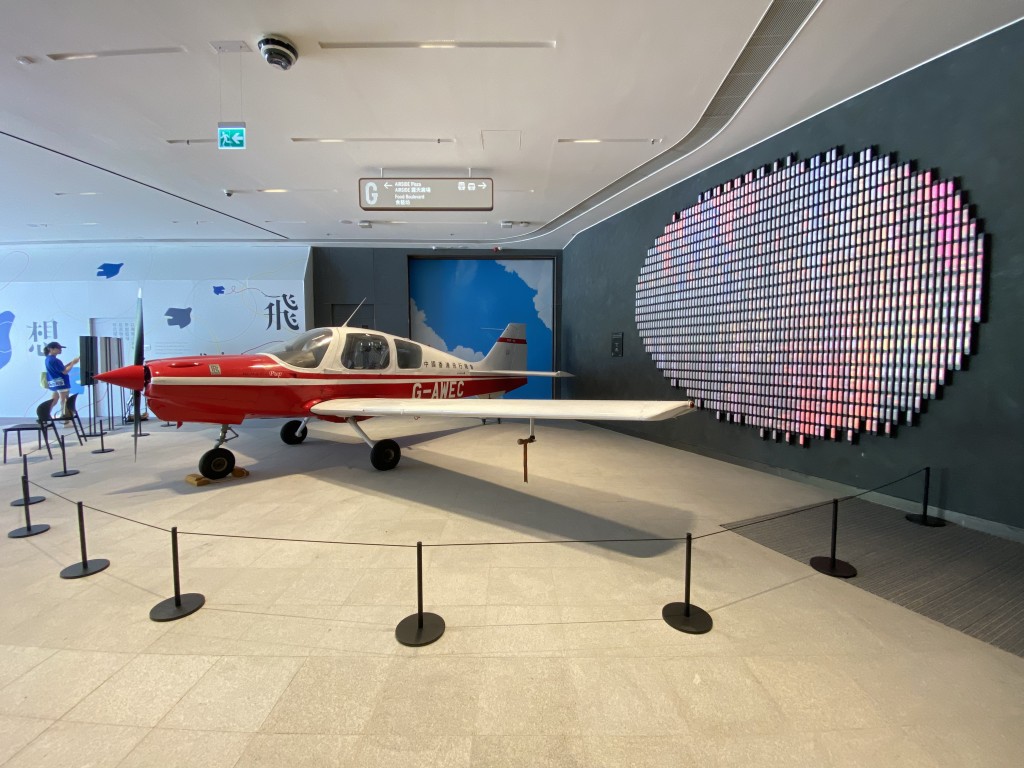 位於商場G/F搶眼的紅白色「小獵大100型」，是香港首架在商場內展出的飛機。當年「錢氏兄弟」由倫敦飛往香港便是駕駛此機！（現場實拍）