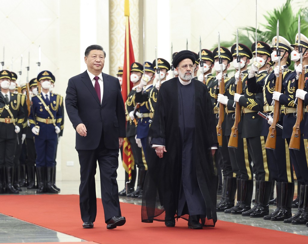 国家主席习近平和伊朗总统莱希。 新华社图