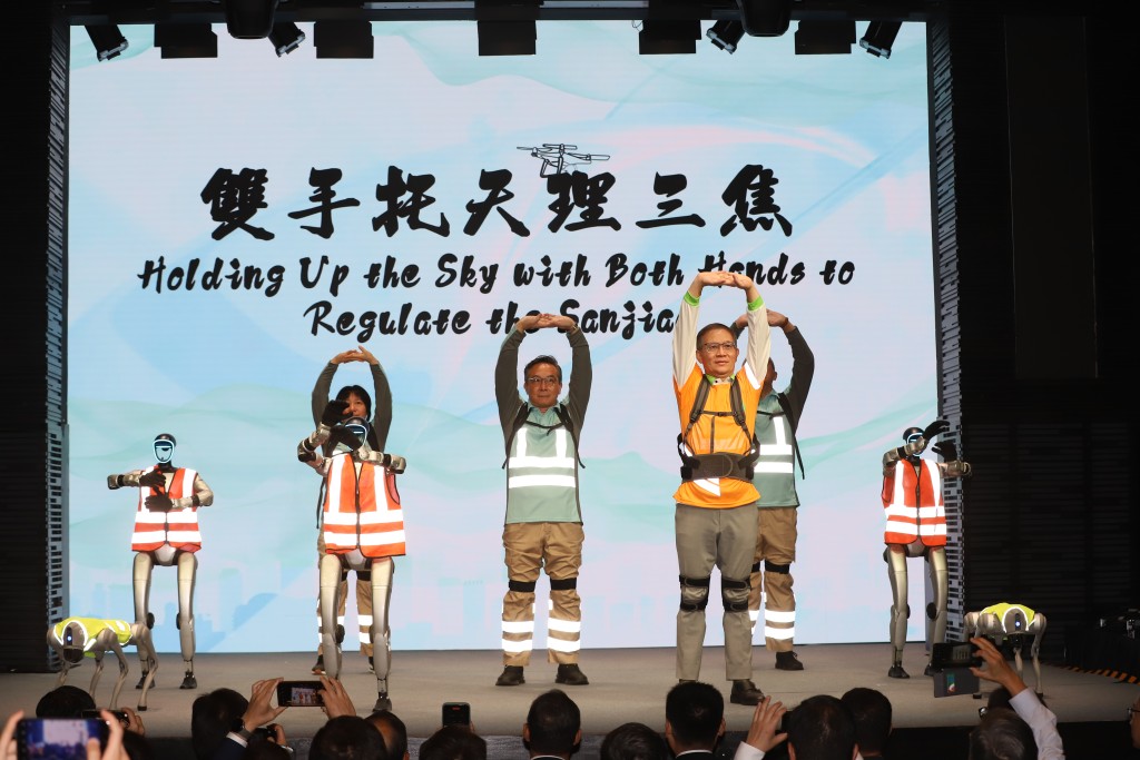 開幕禮由香港建造學院院長楊文武博士率領一眾學生，穿戴動力外骨骼，與機械人表演八段錦。