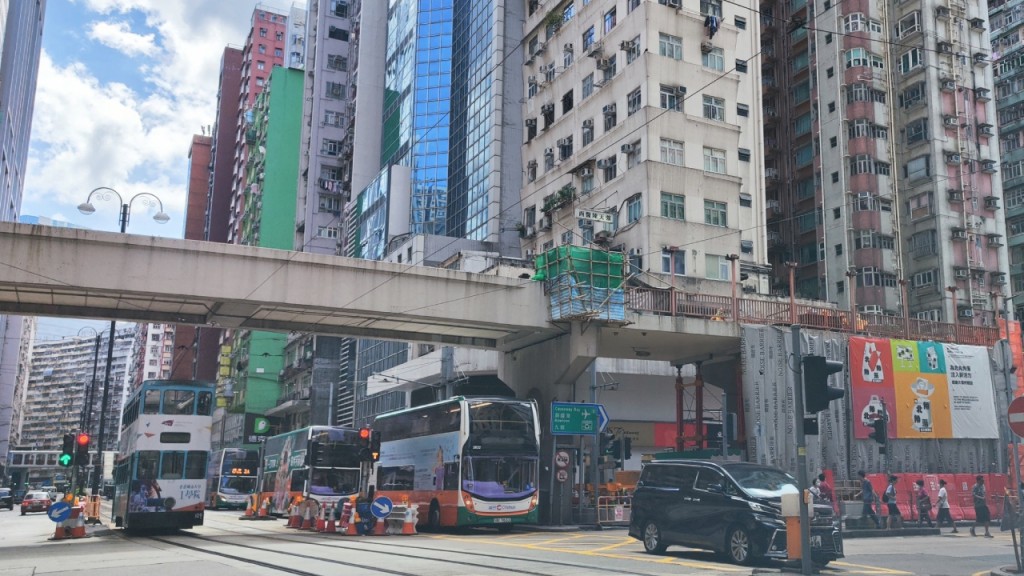 北角糖水道行人天橋深夜起拆卸 多段道路封閉。立法會議員梁熙FB