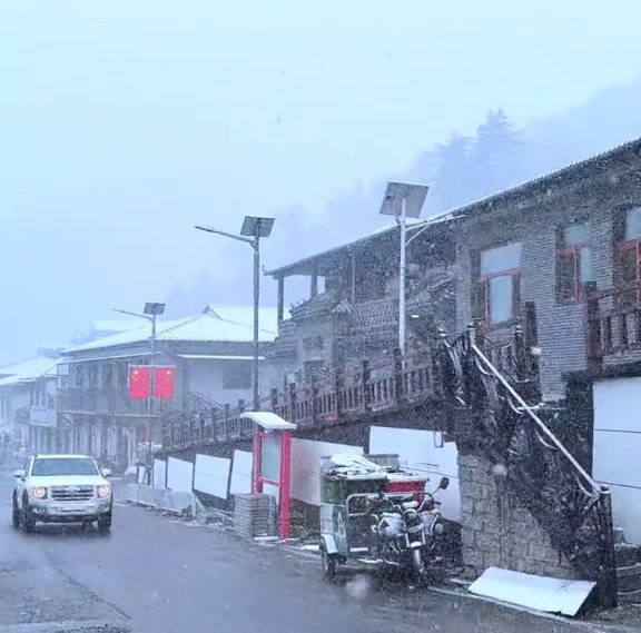 北京門頭溝於國慶日出現入秋後第一場雪。