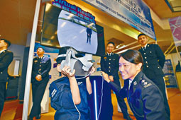 小孩在開放日中體驗虛擬實境。