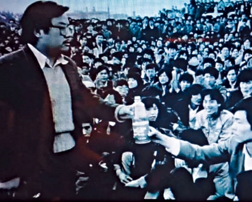 詩人老木曾經捲入六四事件，流亡法國二十六年。