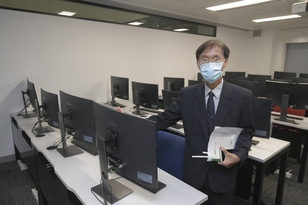 校舍樓高兩層，設有電腦室、研修室、輔導室及課室等，共28個課室。