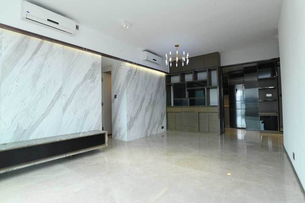 大廳呈長方形，地面和牆身同樣採用雲石設計。