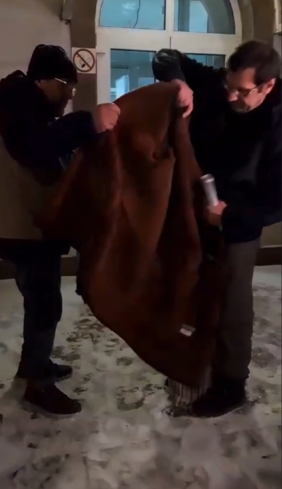 茨維特科夫（Alexander Tsvetkov）獲釋時正在下雪，親友送上厚外套給他保暖。facebook