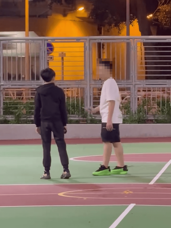 白衫少年見對方不退讓,再度從褲袋掏出懷疑匕首揮舞。 白衫少年見對方不退讓,再度從褲袋掏出懷疑匕首揮舞。