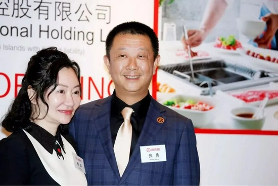 海底捞创始人张勇和舒萍夫妇2018年入籍新加坡后曾引起争议
