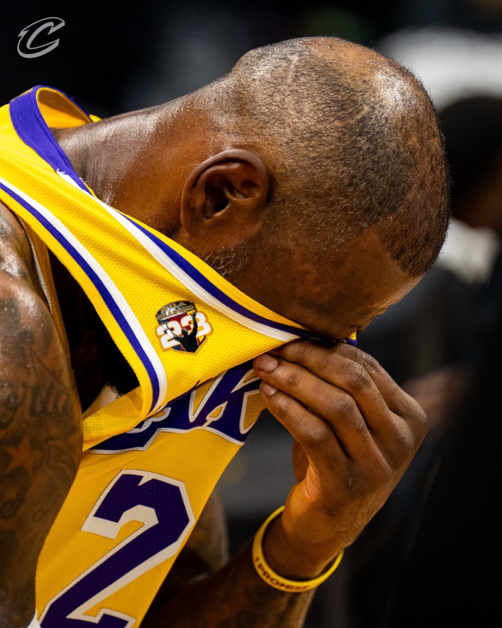 占士看到致敬影片後感動落淚。騎士官方X圖片