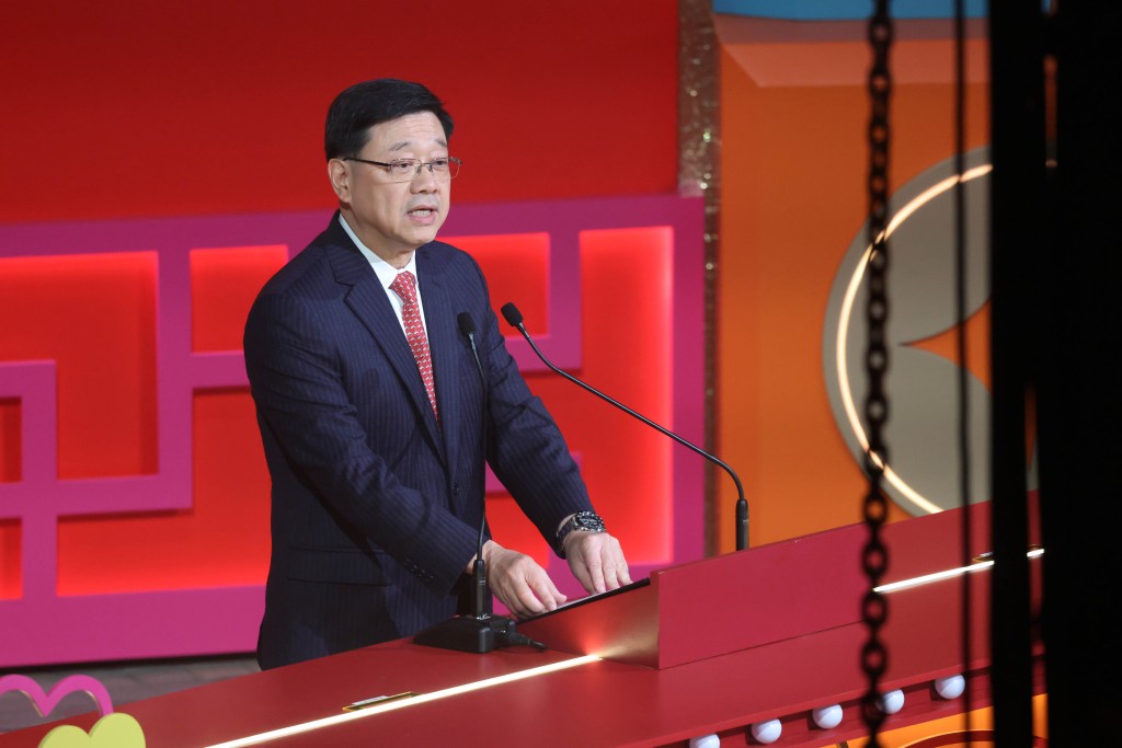 行政長官李家超以「三語」向大家拜年。